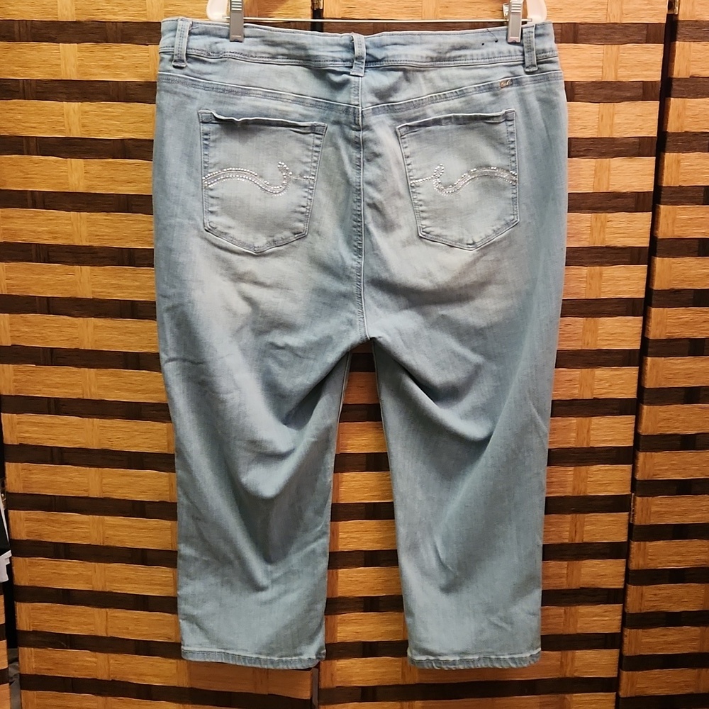Diane Gilman Diamond capri jeans light wash